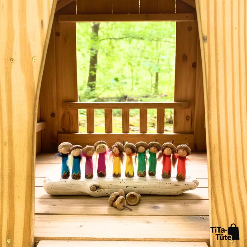 Bunte handgemachte Waldwichtel aus Naturmaterialien in einem kleinen Holzhaus